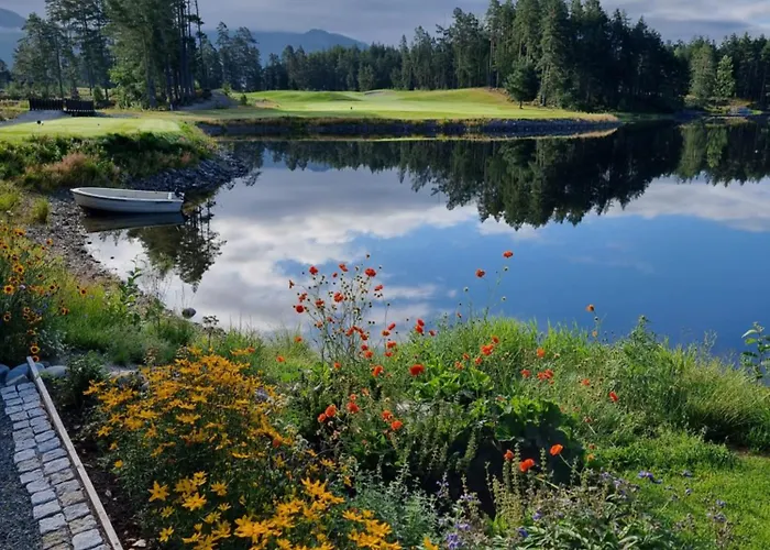 Golf, Mountain And Water Views דירה